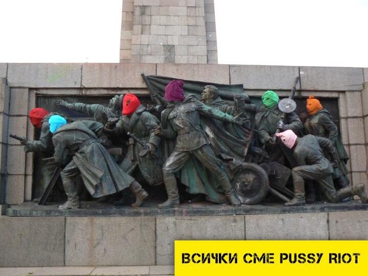 На 17 август Паметникът на съветската армия в София също осъмна с качулки в знак на солидарност с руските изпълнителки