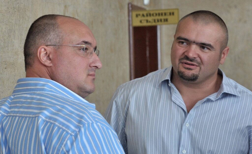 Пламен Галев (вляво) и Ангел Христов са <a href="http://www.dnevnik.bg/bulgaria/2012/05/09/1823689_bratia_galevi_sa_obiaveni_za_obshtodurjavno_izdirvane/" target="_blank">в неизвестност от май</a> и са обявени за <a href="http://www.dnevnik.bg/bulgaria/2012/05/15/1827560_mvr_napadna_suda_i_za_bratia_galevi_dvamata_sa/" target="_blank">международно издирван</a>е