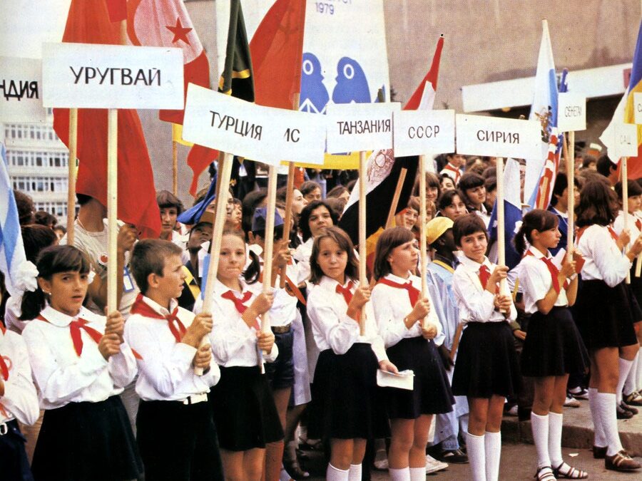 Прочит на историята: Под червената пионерска връзка