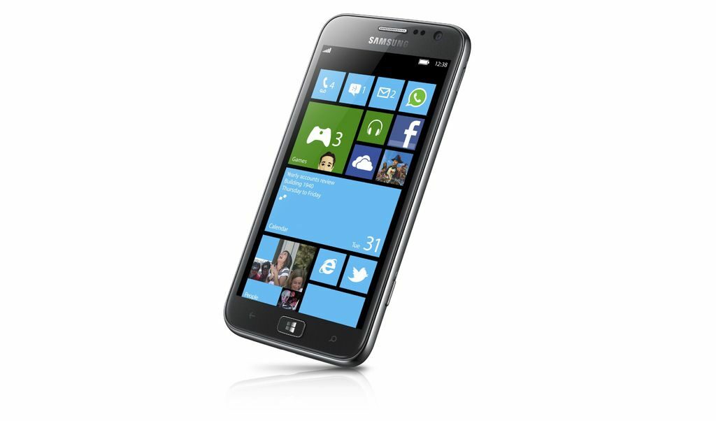 Samsung обяви първия смартфон с мобилната платформа Windows Phone 8