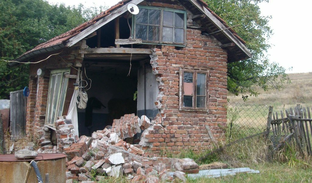 Полуразрушена къща в с. Дивотино, Пернишко