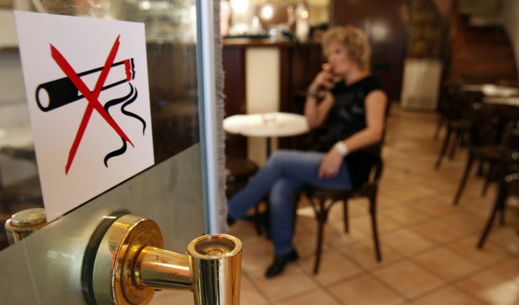 Швейцария гласува на референдум забрана на пушенето на закрити обществени места