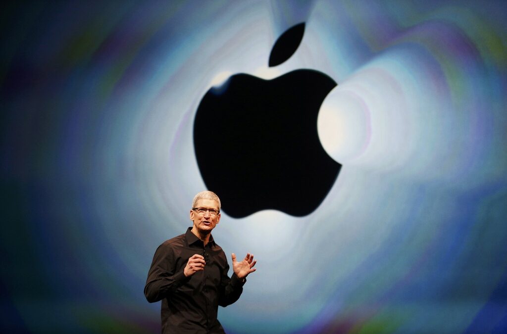 Тим Кук, генерален изпълнителен директор на Apple, по време на представянето на iPhone 5. Тим Кук, генерален изпълнителен директор на Apple, по време на представянето на iPhone 5.
