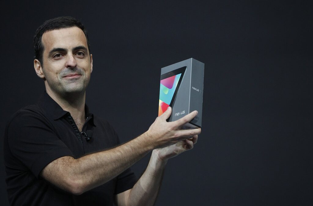 Таблетът Nexus 7, представен от Хюго Бара, директор на продуктовия мениджмънт на Google, скоро може да има свой по-голям събрат.