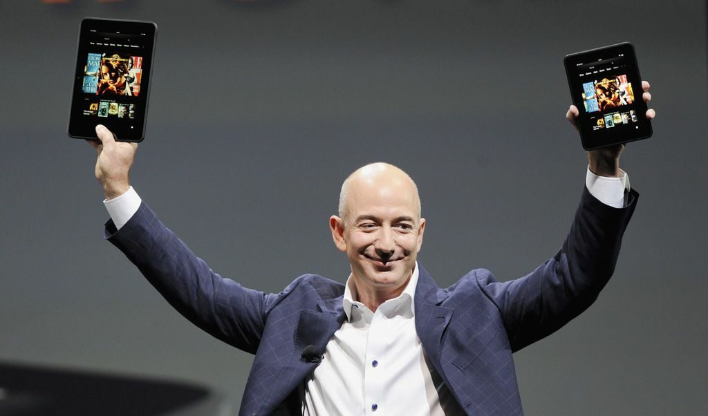 Джеф Безос, главен изпълнителен директор на Amazon, демонстрира новите Kindle Fire HD 7 и Kindle Fire HD 8.9.