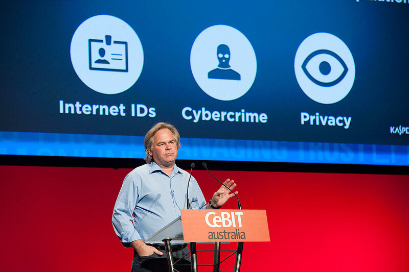Евгений Касперски изнася реч за киберсигурнсотта по време на CeBIT Australia 2012.