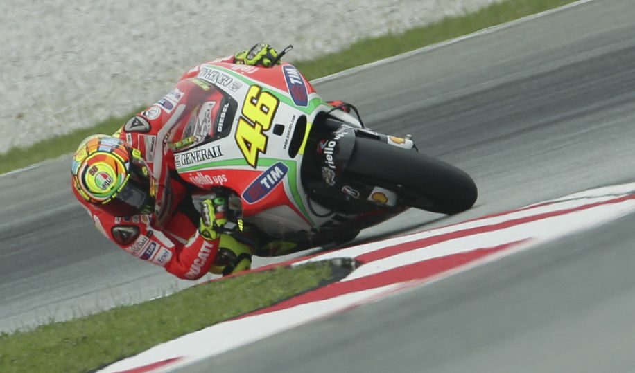 Големите пари в MotoGP оказват напрежение над младите пилоти, смята Роси