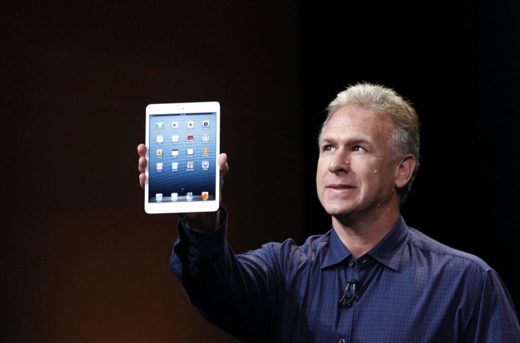 Филип Шилер, старши вицепрезидент на глобалния маркетинг на Apple, демонстрира новия iPad mini.