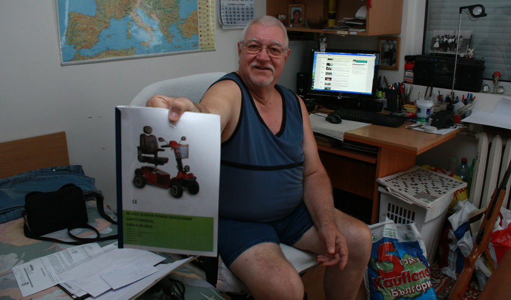 Чардо в стаята си в дома в Сливен през 2012 г.