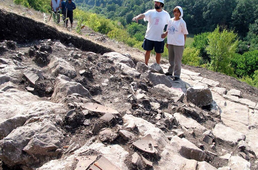 Снимка от прочуванията на могилата от 2003 година
