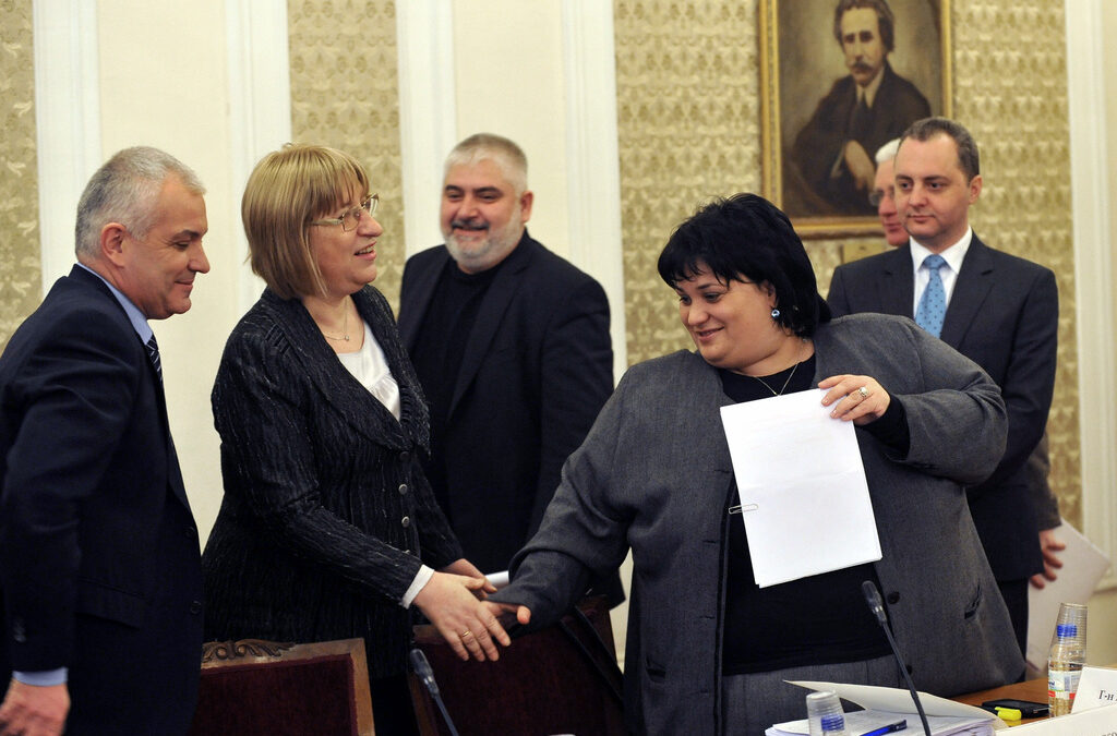 Председателят на парламента Цецка Цачева (вляво) се противопостави на съпартийката си Искра Фидосова, която в качеството си на председател на правната комисия предлагаше направо да се премине към нов избор.