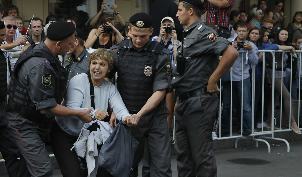 Местната полиция съобщи, че е задържала за пиянство и ругатни тридесет близки на затворниците, бивши затворници и други демонстранти, които се събрали през нощта пред затвора.