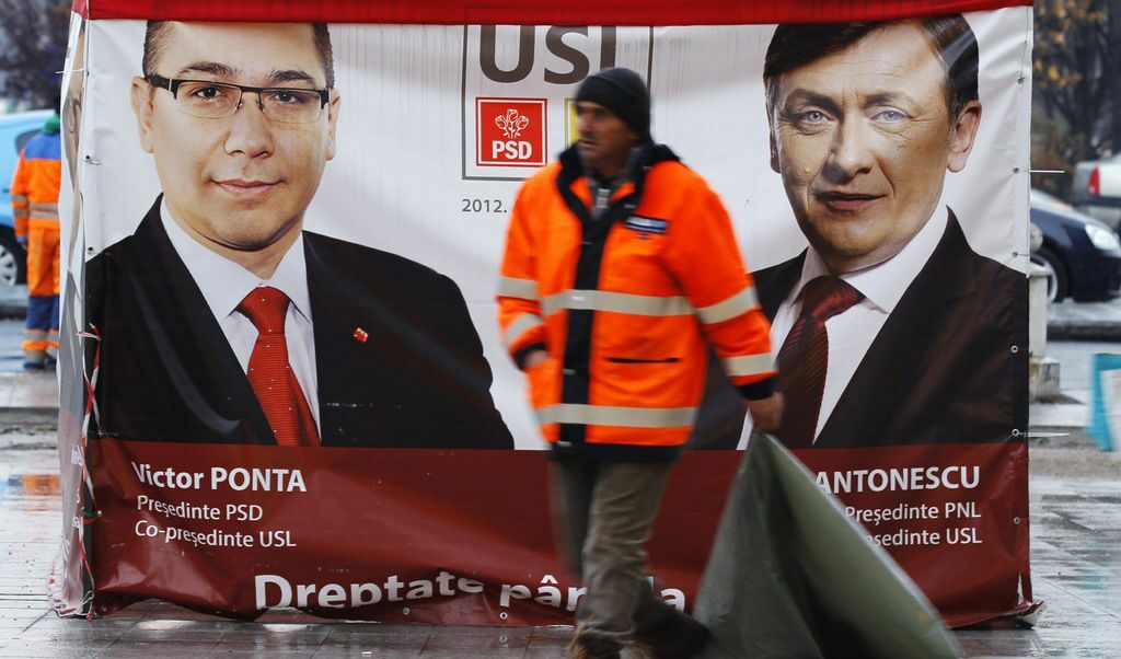 Очаква се партията на премиера Виктор Понта (на снимката вляво) да спечели