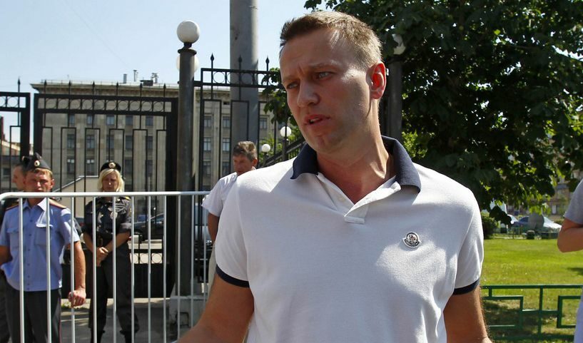 Алексей Навални пред сградата на Следствения комитет на Руската Федерация в Москва през юли, когато му беше повдигнато първото обвинение