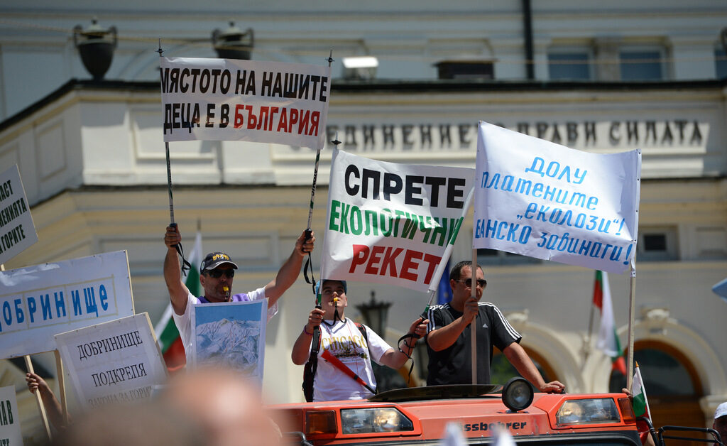 През лятото жители на Банско и други общини, развиващи ски туризъм, протестираха срещу екоактивистите пред парламента в София