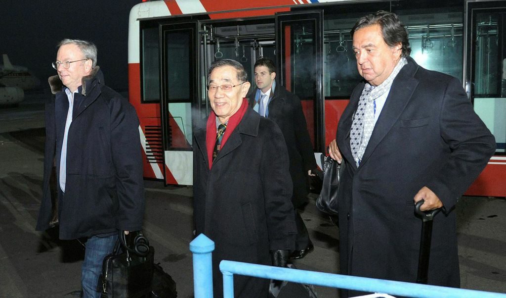 Ерик Шмид (вляво) и Бил Ричардсън (вдясно) на летището в Пхенян<br />