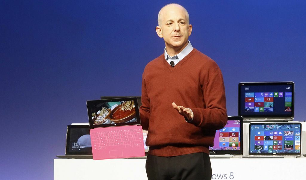 Стивън Синофски по време на последната си публична изява за Microsoft - представянето на Windows 8 и таблета Surface RT.