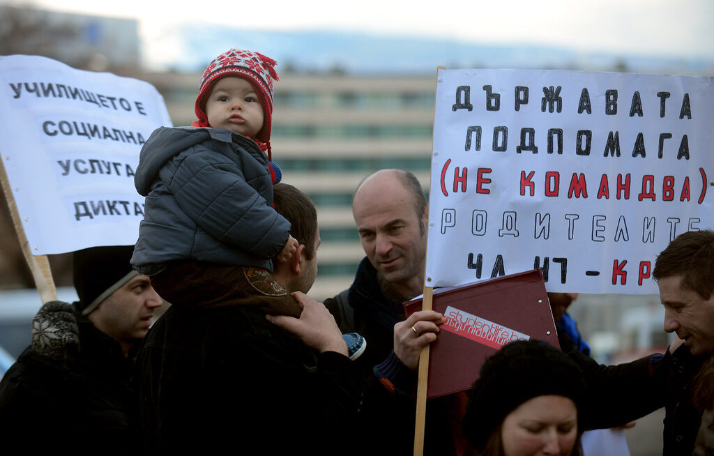 Родители протестираха пред НС вчера срещу задължението децата да тръгват на детска градина на 4 години.
