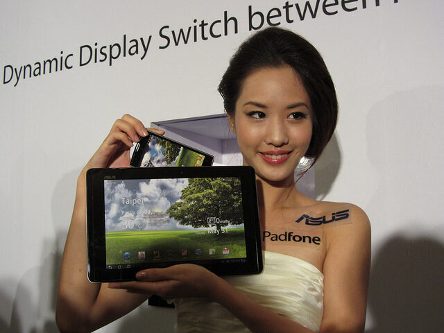 Asus Padfone е подходяща концепция за Windows 8, смятат от компанията.