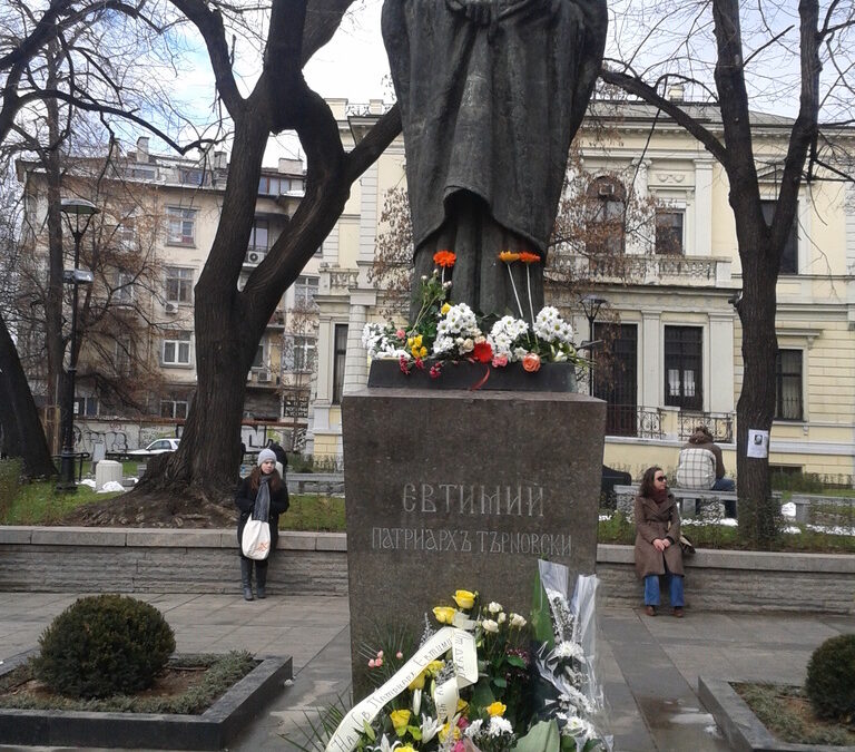 Става дума за едни мотористи, които обичат да препускат по булевардите Васил Левски и Патриарх Евтимий между 12 и 2 часа през нощта. Удоволствието да нарушиш съня на 2-3 хиляди души, предполагам е "велико". Пълна газ и шум до небесата - чуйте ме колко съм "велик". Сигурно и по други широки булеварди в София с понамалял трафик през нощта е същото. Никой не се вълнува от властите, че София е с прахово и шумово замърсяване на едно от първите места в Европа. В много от градовете е забранено движението на шумните мотори през нощта. Даже летището на Франкфурт няма полети от 12 до 5 сутринта за да не се смущават спящите хора в района. Снимки няма как да добавя, поради тъмнината, но звукът го чуват хиляди!<br />
Тих и невъзмутим на нощната шумотевица
