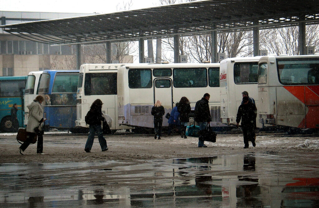 Общият брой на българите, пътували на почивка или на екскурзия в чужбина миналия месец, е 45940 при 74970 година по-рано.