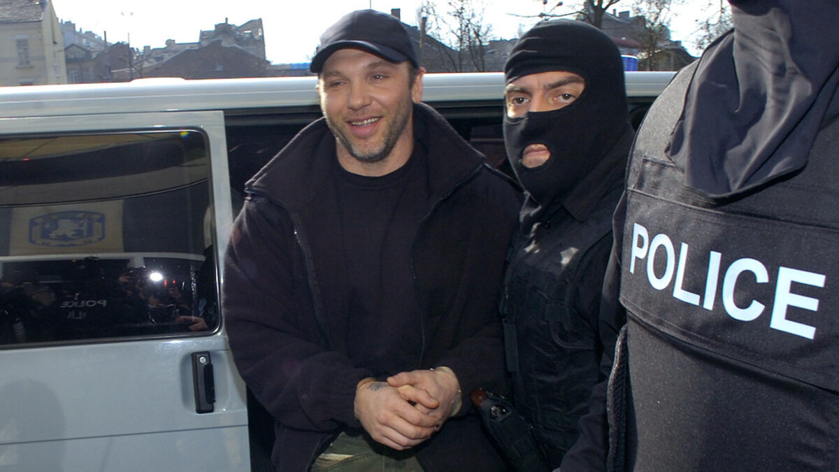 През 2009 г. Баретата беше арестуван, след като се предаде на ДАНС.