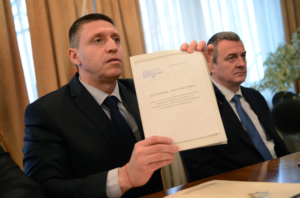 След индицента с Ахмед Догна на началника на НСО бригаден генерал Тодор Коджейков се наложи да освободи също двама от служителите си<br />