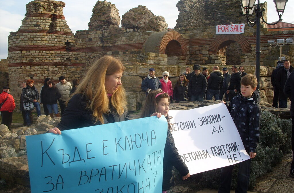 Над 200 жители на Несебър протестираха днес срещу  решение на правителството за отдаването на концесия на пристанището в града.