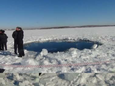 Дупката, оставена в леда на езеро Чербакул от падналото метеоритно парче. Снимката е от сайта на Главното управление на МВР за област Челябинск