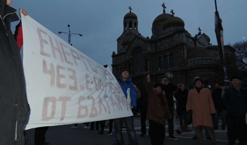 Рекорден брой протестиращи очакват днес на шествието срещу скъпия ток във Варна