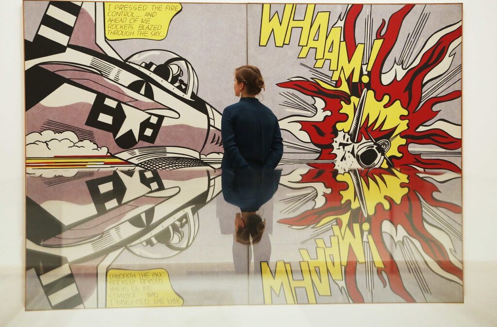 Работник позира пред творбата на Рой Лихтенщайн от 1963 г. Whaam!