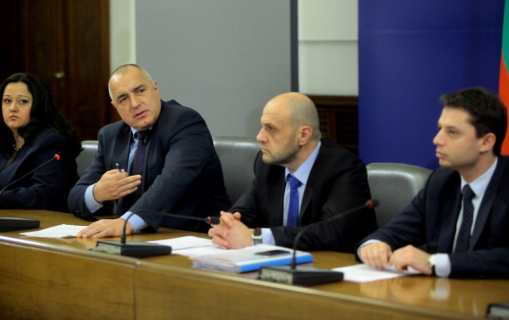 От двете страни на премиера и министрите на пресконференцията днес стояха по един представител на протестиращите, които след това бяха обвинени от други протестиращи, че са ги предали и не са имали право да ги представляват пред премиера.