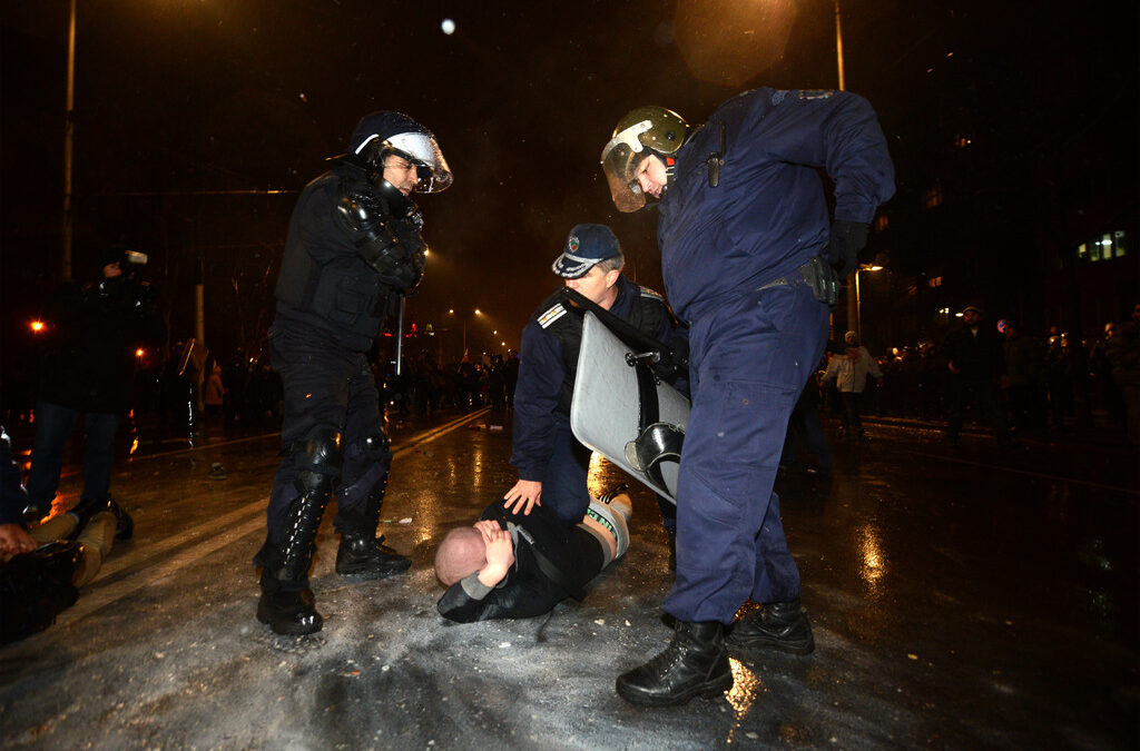 Около 19. 50 ч. се стига до сблъсъци между протестиращите и полицията