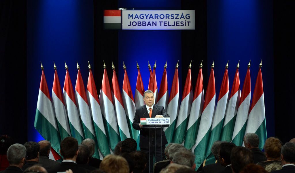 "Унгария се справя по-добре" пише на плаката над премиера Виктор Орбан. Мнозина унгарци смятат, че той използва авторитарни методи в управлението.