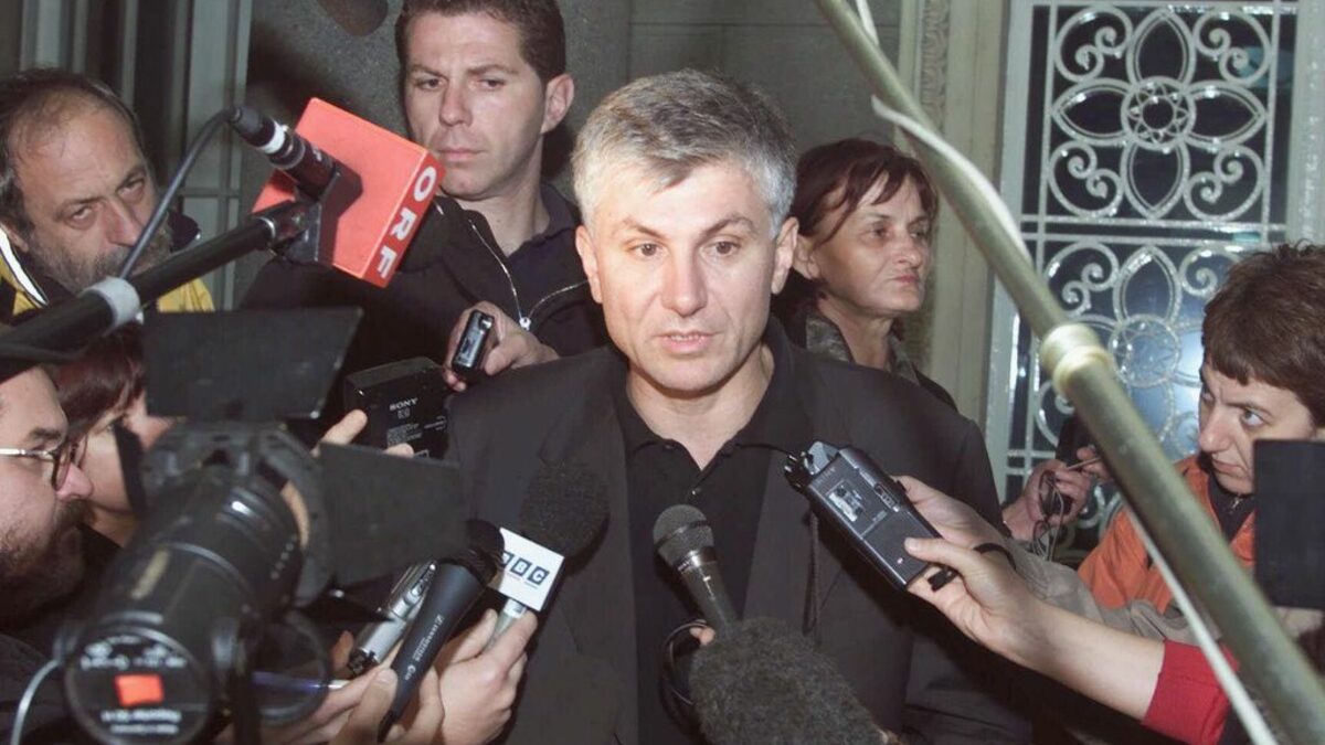 Исторически момент за Сърбия - на 14 октомври 2000 г. Зоран Джинджич обявява след среща с президента Милан Милутинович, че ще бъде сформирано преходно правителство