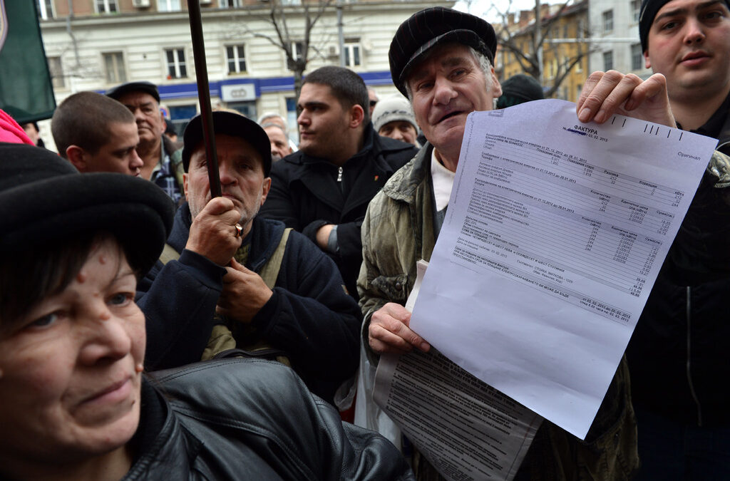 Предложението на левицата дойде след като граждани в цялата страна започнаха протести срещу нереално високите според тях сметки за електроенергия за януари. Междувременно ДКЕВР намали цената на тока от 5 март за сметка на по-малко признати загуби на електроразпределителните дружества.