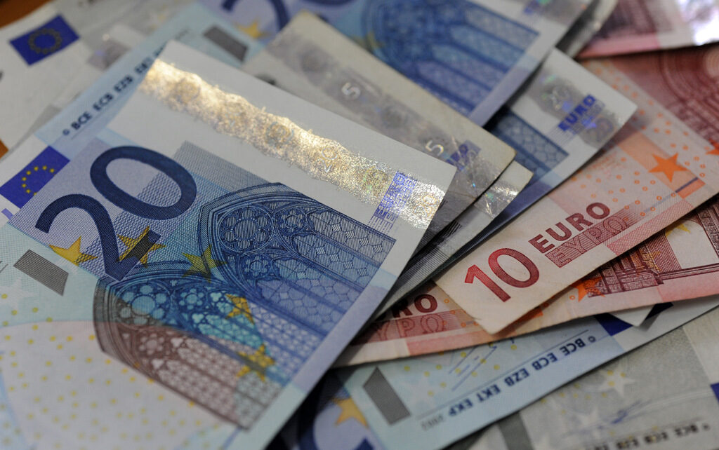 Двама с фалшиво пълномощно изтеглиха 570 200 евро от чужда сметка Двама с фалшиво пълномощно изтеглиха 570 200 евро от чужда сметка