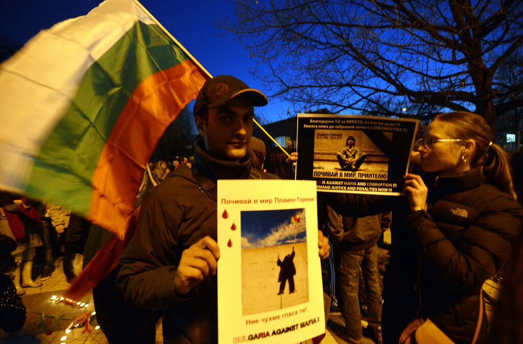 Протестите във Варна ескалираха след като се самозапали и по-късно почина от раните си 36-годишният Пламен Горанов. След това кметът Кирил Йорданов подаде оставка.