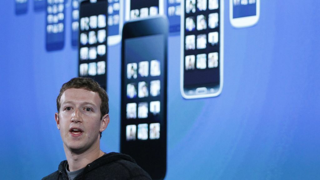 Основателят на Facebook Марк Зукърбърг по време на представянето на Facebook Home.