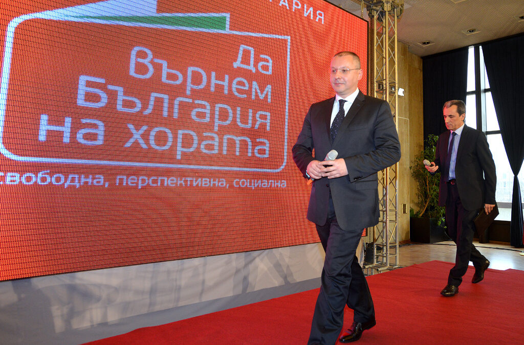 Коалиция за България представи акцентите от управленската си програма. Сергей Станишев, Пламен Орешарски, извикани на сцената като "успешния тандем"
