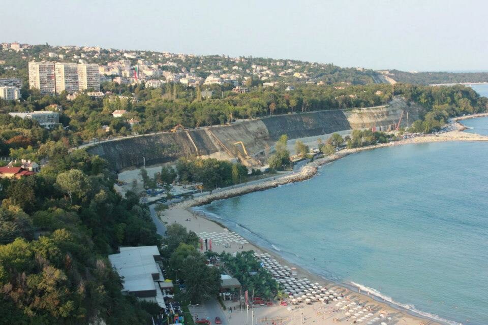 Крайбрежната ивица на Морската градина във Варна, против чието застрояване шест неправителствени организации искат да организират референдум.