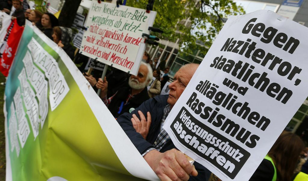 Пред съдебната зала в Мюнхен се събраха и демонстранти срещу расизма и неонацизма