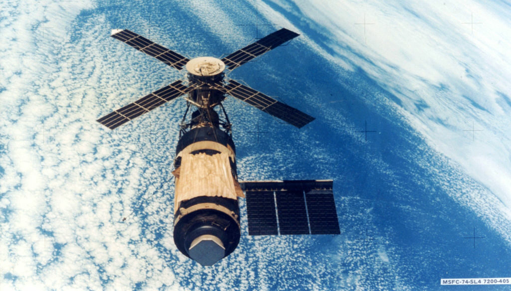 "Скайлаб" в края на мисията си. От NASA планираха тя да дочака в орбита втория полет на совалката, но станцията падна преди това