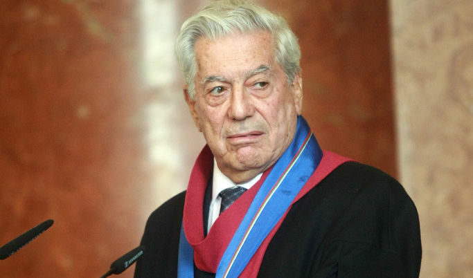 Марио Варгас Льоса по време на посещението си в София през май 2013 г..