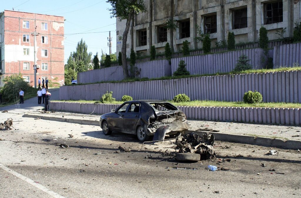 Две коли бомби избухнаха в понеделник в Махачкала, столицата на Дагестан, като убиха четирима и раниха над 40 души. Две коли бомби избухнаха в понеделник в Махачкала, столицата на Дагестан, като убиха четирима и раниха над 40 души.