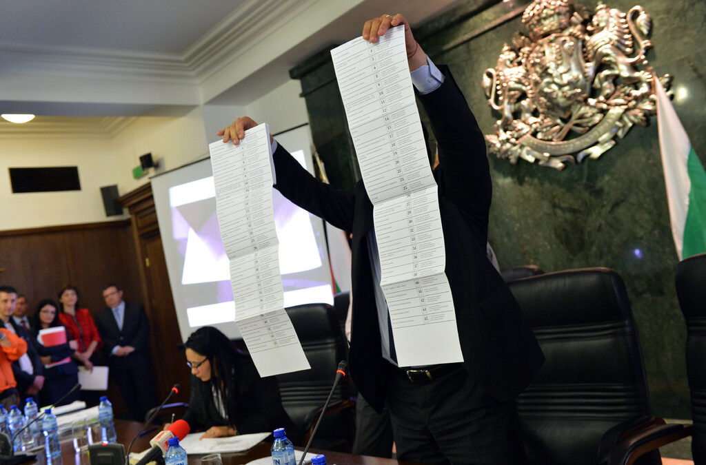 Прокуратурата обяви, че намерените 350 хил. бюлетини ще бъдат проверени една по една.