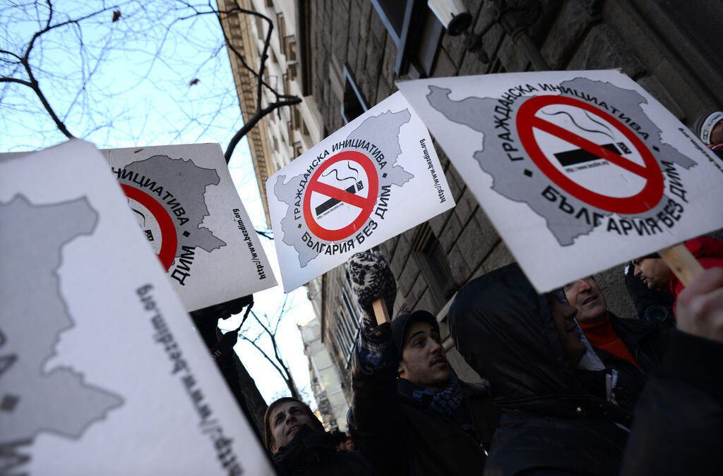 Протест срещу отмяната на пълната забрана за пушенето на обществени места. Протест срещу отмяната на пълната забрана за пушенето на обществени места.