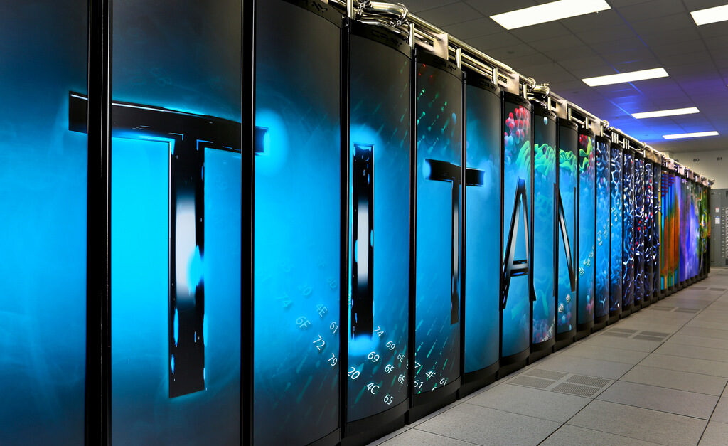 Досегашният най-бърз суперкомпютър се казва Titan и се намира в Националната лаборатория Оук Ридж в САЩ. Неговата теоритична пикова скорост е 27 петафлопа.