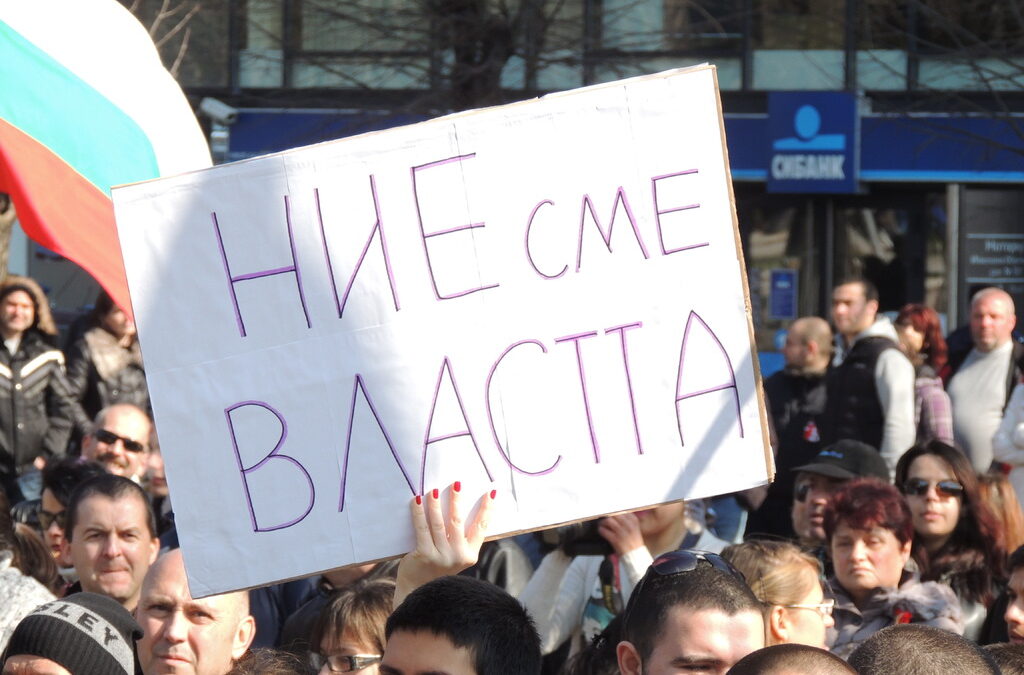В началото на тази година повече от 30 хил. граждани на Варна излязоха по училите, за да кажат, че искат властта си обратно. Пет месеца по-късно оставиха съдбата си пак в ръцете на тези, срещу които протестираха.