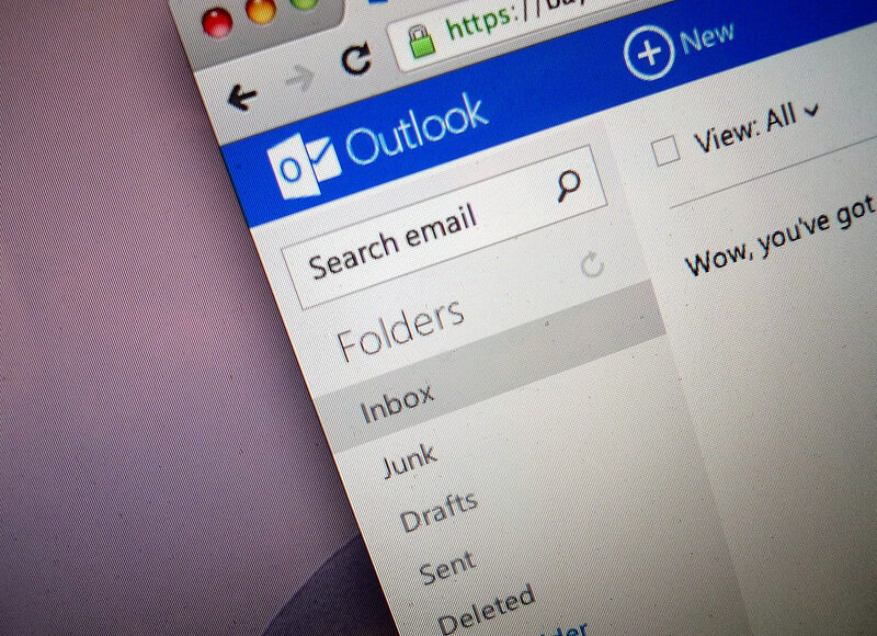 Microsoft преустановява поддръжката на свързани акаунти в Outlook.com
